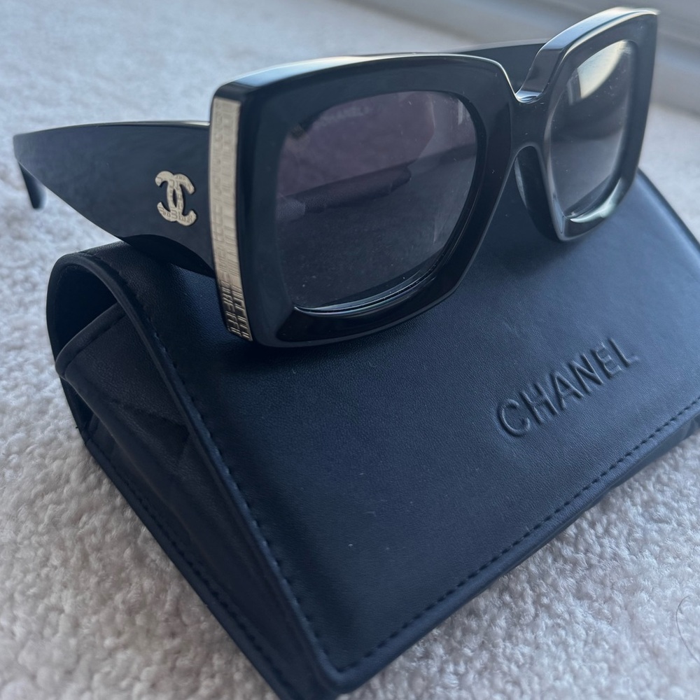 CHANEL Black and Gold Sunglasses with Bold Design - Picture 6 of 16